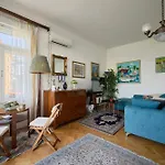 Apartament Leona Authentic Beachfront 2br By Irundo