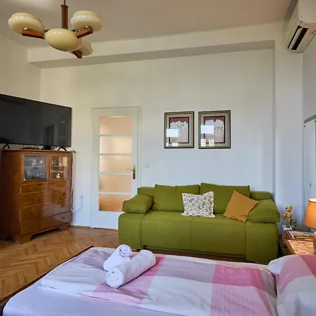 Apartment Leona Authentic Beachfront 2br