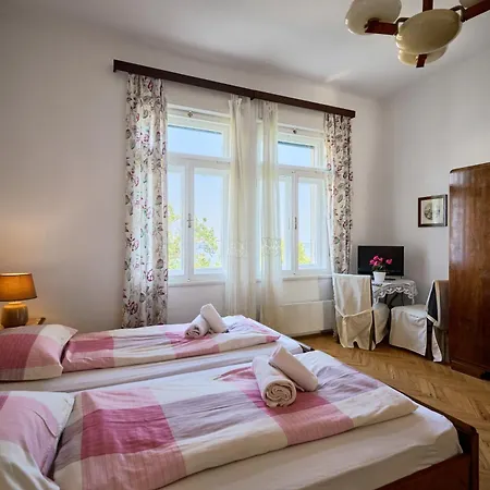 Leona Authentic Beachfront 2br Apartment