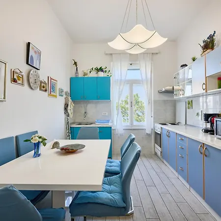 Leona Authentic Beachfront 2br Apartment