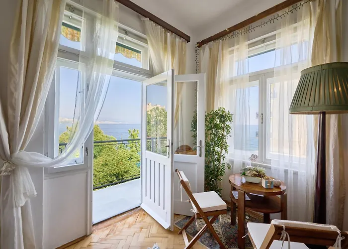 Leona Authentic Beachfront 2br By Irundo *