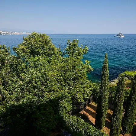 Leona Authentic Beachfront 2br *