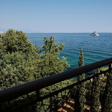 Leona Authentic Beachfront 2br By Irundo