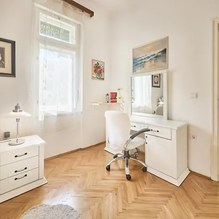 Leona Authentic Beachfront 2br Апартаменты