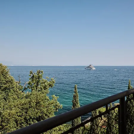 Апартаменты Leona Authentic Beachfront 2br *