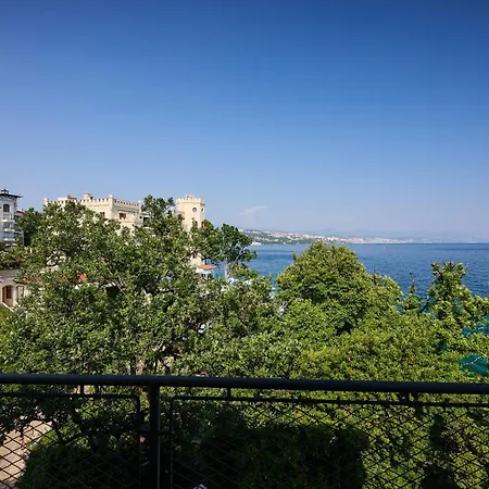 Leona Authentic Beachfront 2br *