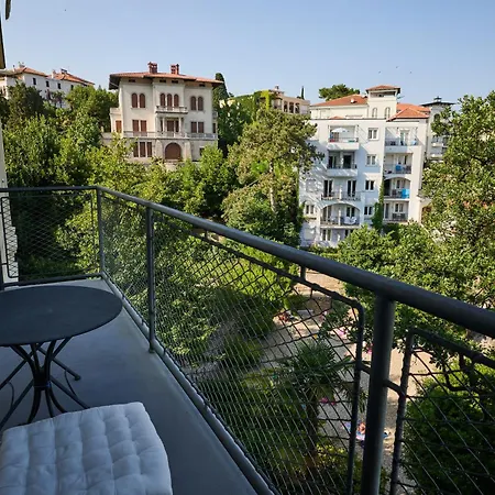 Leona Authentic Beachfront 2br * Опатия