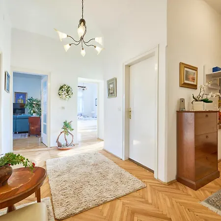 Leona Authentic Beachfront 2br Опатия