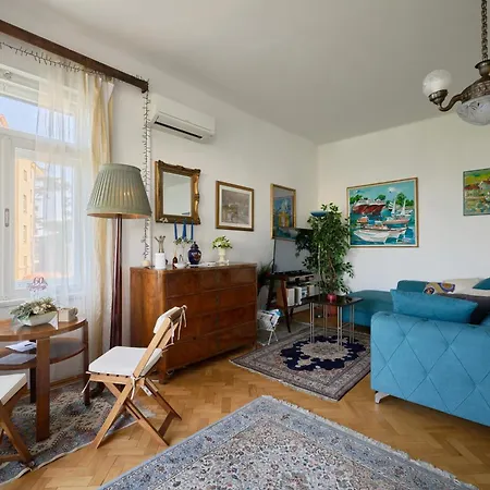 Апартаменты Leona Authentic Beachfront 2br