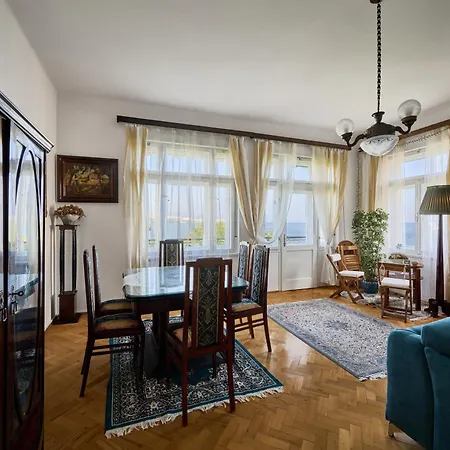 Leona Authentic Beachfront 2br By Irundo Apartmán *