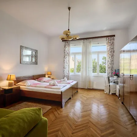 Leona Authentic Beachfront 2br Опатия