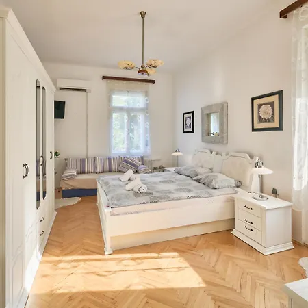 Leona Authentic Beachfront 2br