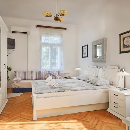 Leona Authentic Beachfront 2br Опатия