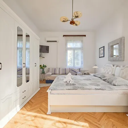 Апартаменты Leona Authentic Beachfront 2br