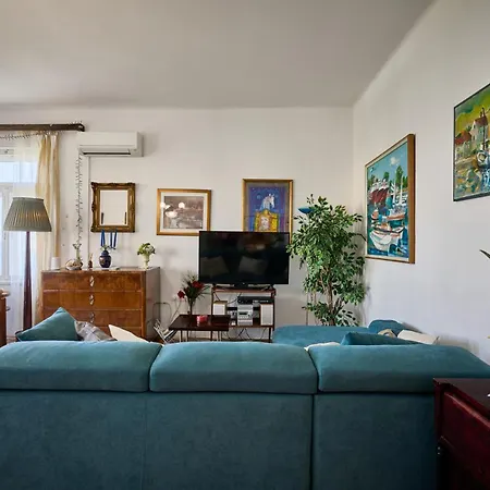 Апартаменты Leona Authentic Beachfront 2br