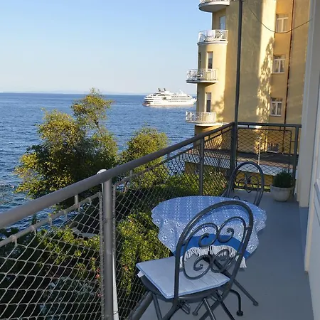 Апартаменты Leona Authentic Beachfront 2br