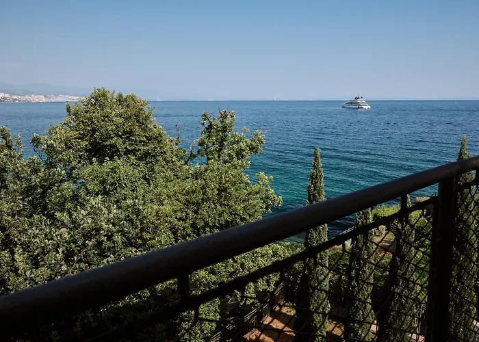 Leona Authentic Beachfront 2br By Irundo