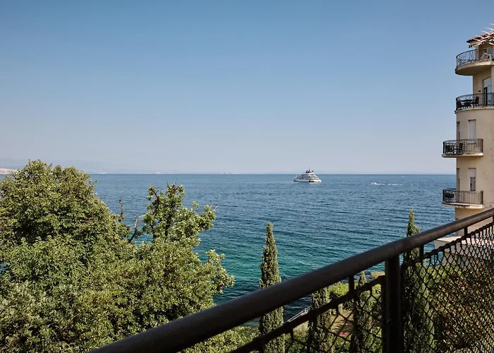 Apartment Leona Authentic Beachfront 2br By Irundo *