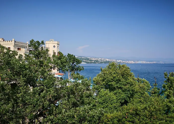 Daire Leona Authentic Beachfront 2br By Irundo Opatija