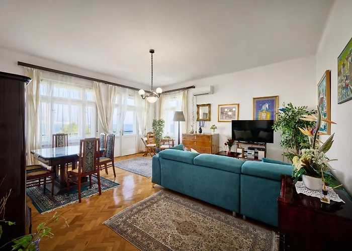 Leona Authentic Beachfront 2br By Irundo