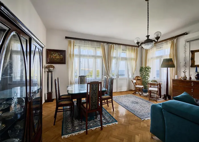 Leona Authentic Beachfront 2br By Irundo Apartment *