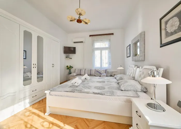 Leona Authentic Beachfront 2br By Irundo *