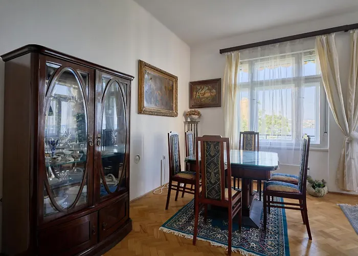 Leona Authentic Beachfront 2br By Irundo Daire *