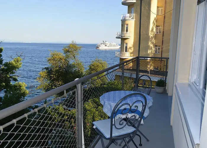 Apartment Leona Authentic Beachfront 2br By Irundo