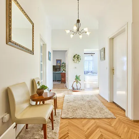 Apartment Leona Authentic Beachfront 2br *