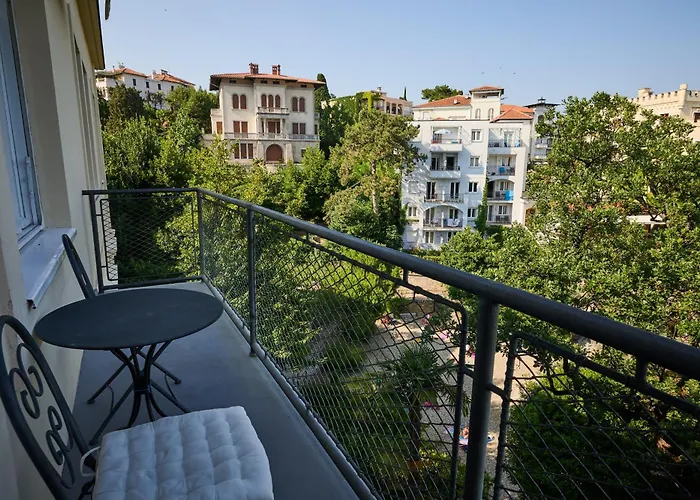 Leona Authentic Beachfront 2br By Irundo * Опатія