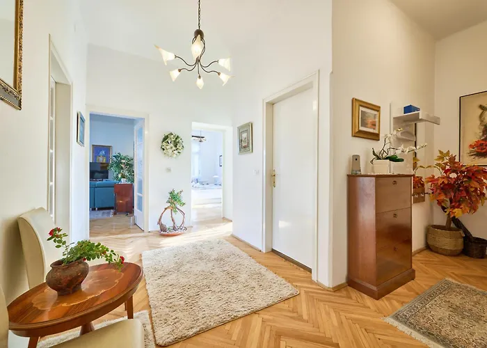 Leona Authentic Beachfront 2br By Irundo Опатія