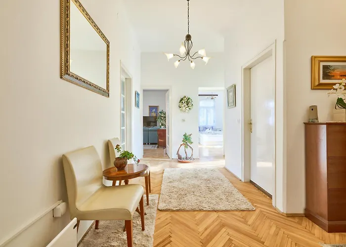 Апартаменти Leona Authentic Beachfront 2br By Irundo *