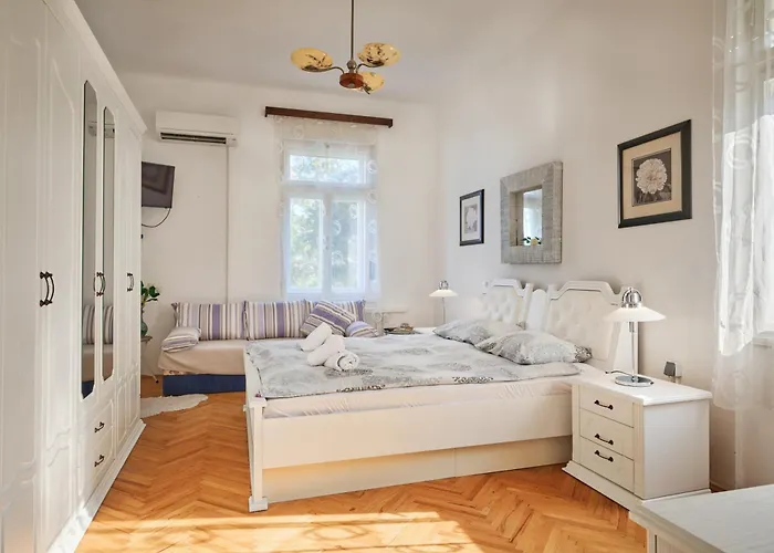 Leona Authentic Beachfront 2br By Irundo Опатія