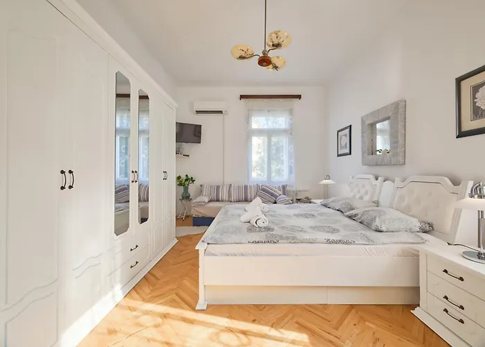 Апартаменти Leona Authentic Beachfront 2br By Irundo