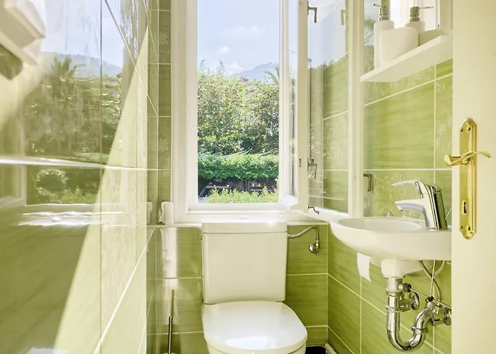 Leona Authentic Beachfront 2br By Irundo